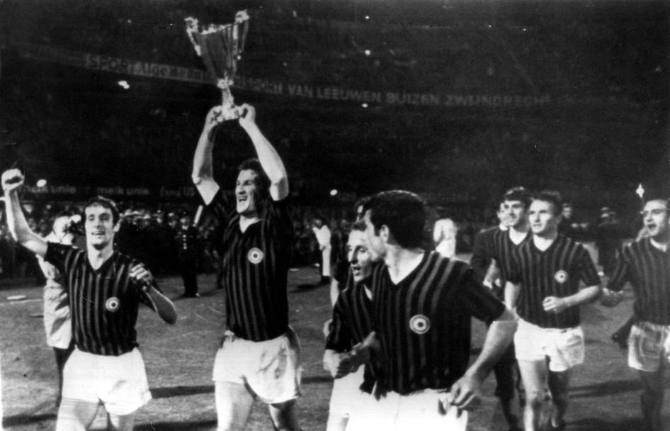 Nereo Rocco ritorna al Milan dopo l’esperienza al Torino e lo riporta in alto. Nel 1967/68 i rossoneri si aggiudicano il 9 scudetto della loro storia e alzano la Coppa delle Coppe (foto) vinta contro l’Amburgo grazie alla doppietta di Hamrin. La seconda arriver nel 1972/73 (Upi).